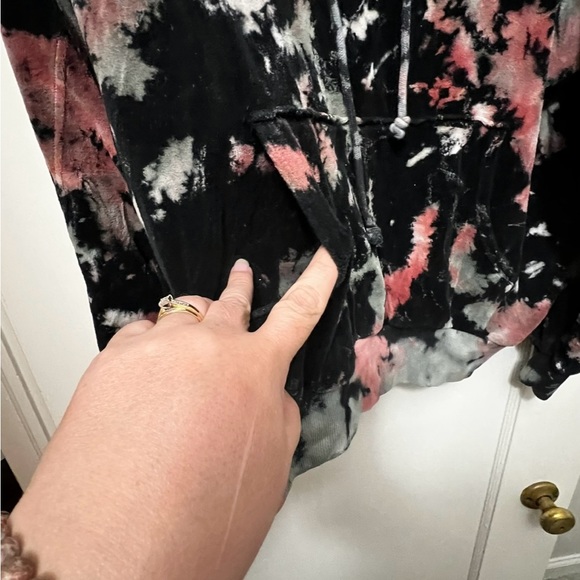 Treasure Bond size Med hoodie - Picture 2 of 8